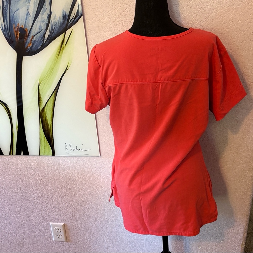 scrub top size medium has a stain - Picture 4 of 6